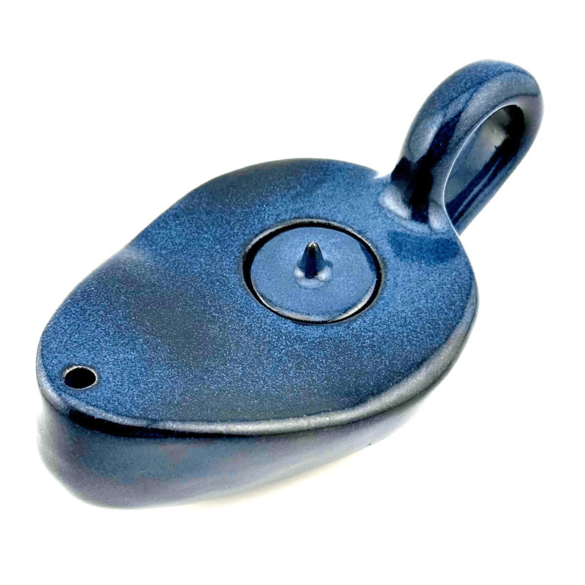 Granatowa lampa oliwna Estera, widok z góry. Widoczna ceramiczna pokrywka do nalewania oliwy i satynowe szkliwo.