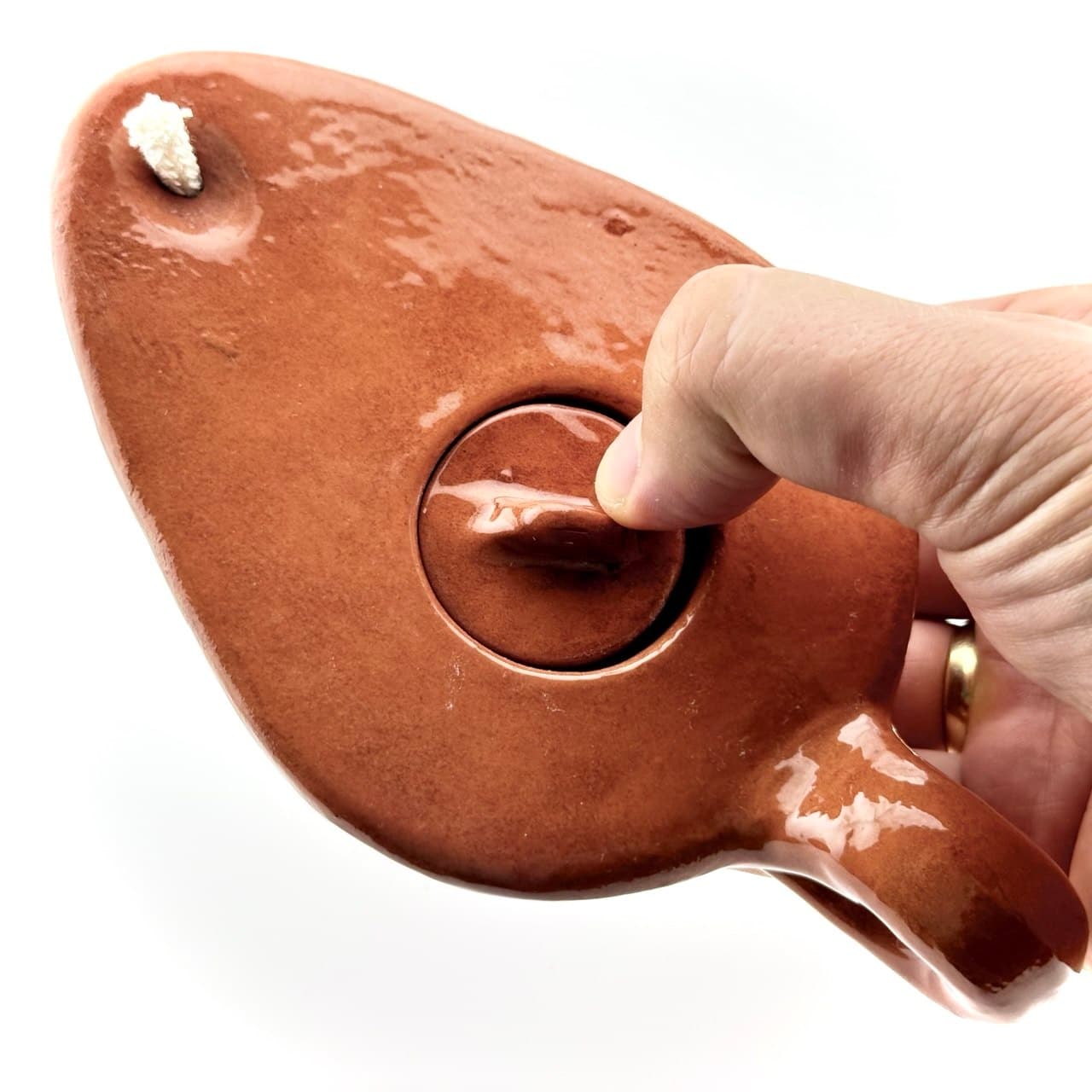 Lucerna Antiqua — ceramiczna lampka oliwna z czerwonej gliny, ujęcie w dłoniach
