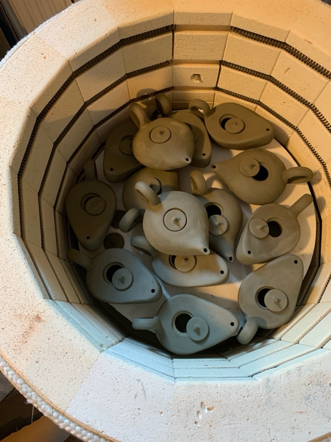 Piec ceramiczny pełen surowych lampek oliwnych przed wypałem